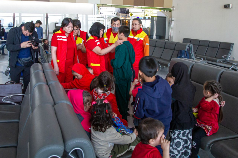 14 казахстанских детей вернули на родину из тюрем Ирака