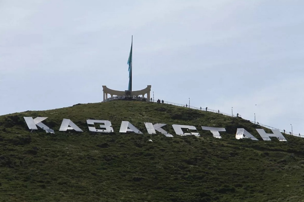 Гора госсимволов в Усть-Каменогорске осталась без флага (видео)