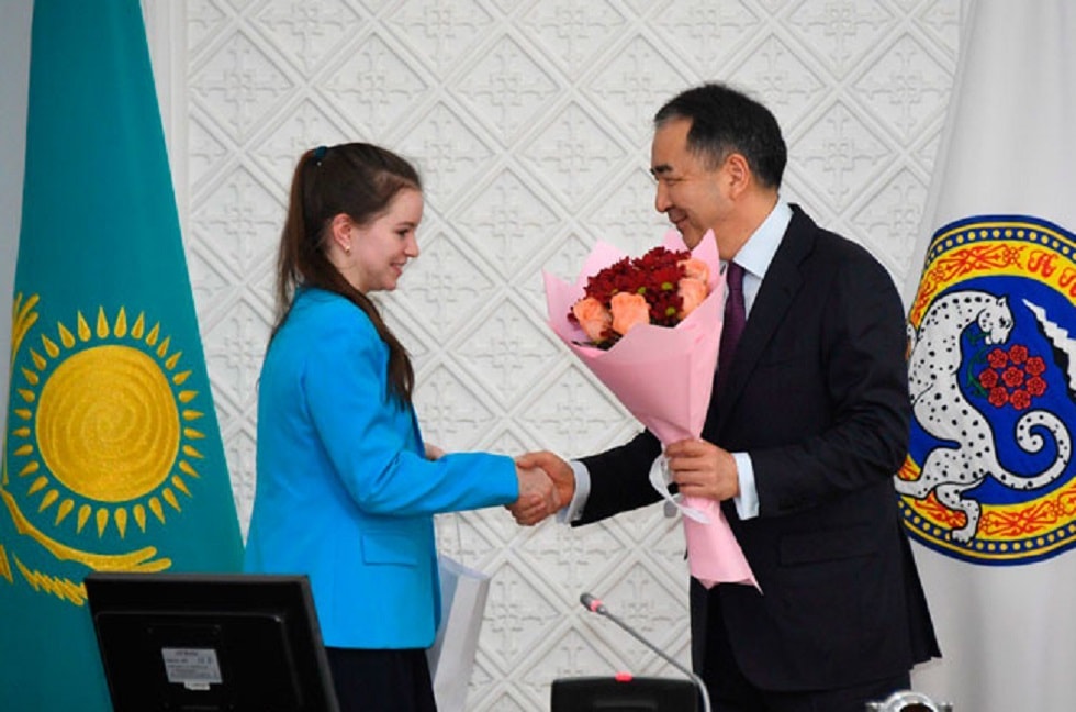 Бакытжан Сагинтаев поздравил школьников - победителей олимпиад 