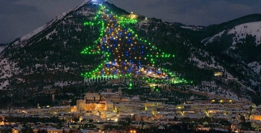 В Италии зажгли самую большую рождественскую елку в мире