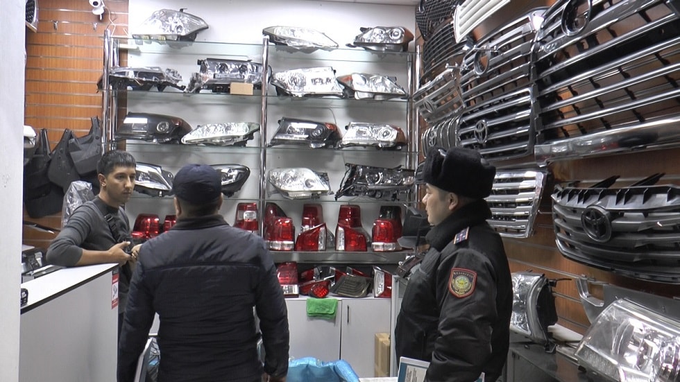 Полиция провела рейд на авторынках в Алматы 