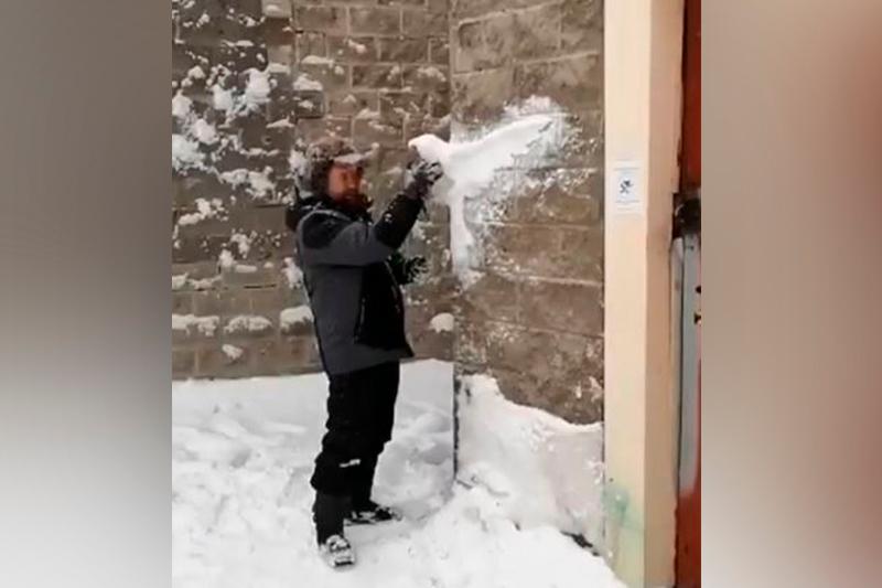 Голубями из снега украшает дома житель столицы 