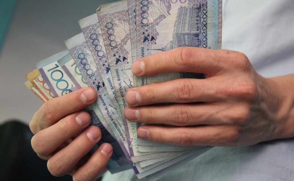 Кредиты в банках перестанут выдавать казахстанцам с низкими доходами