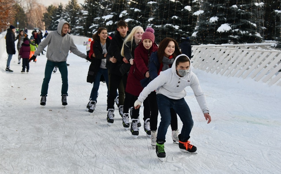 Воспитанников детских домов Алматы научат кататься на коньках