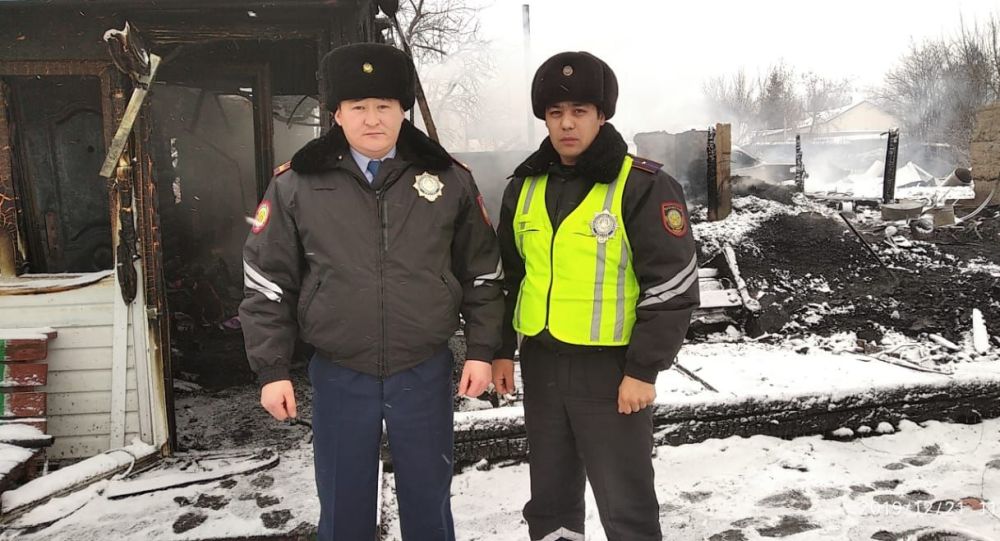 В Северном Казахстане патрульные полицейские вынесли детей из горящего дома 