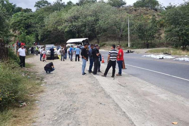 Гватемалада автобус жүк көлігімен соқтығысып, 20 адам ажал құшты 