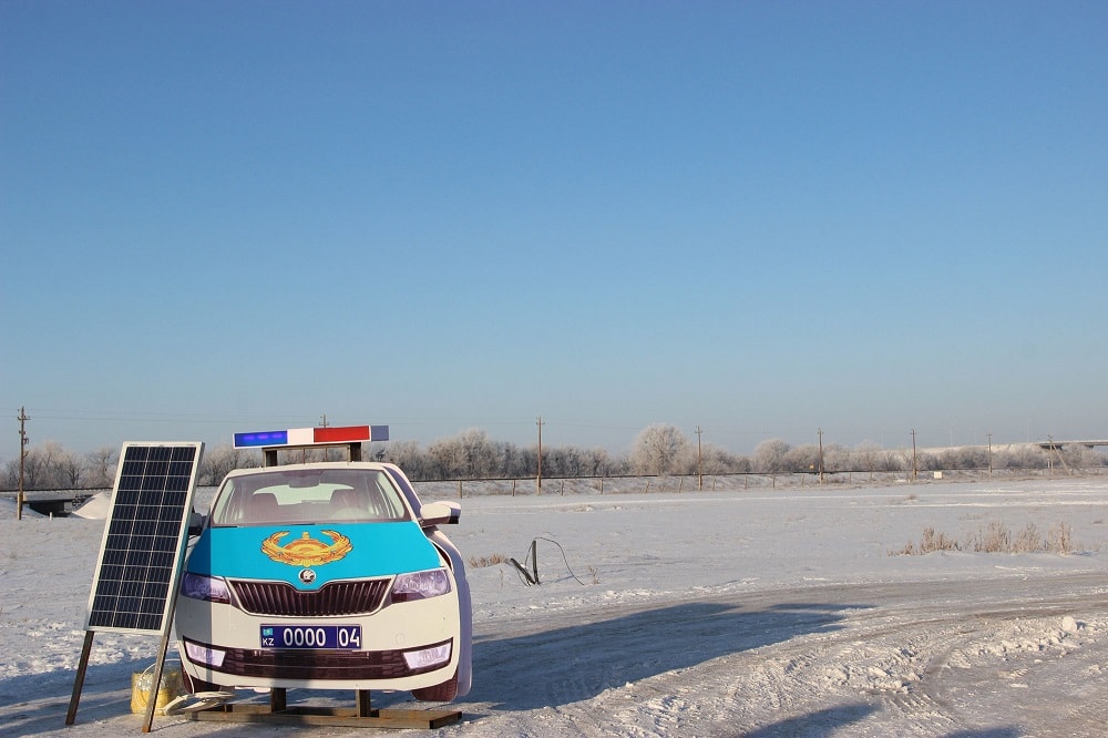 На дорогах Актюбинской области установили макеты полицейских авто