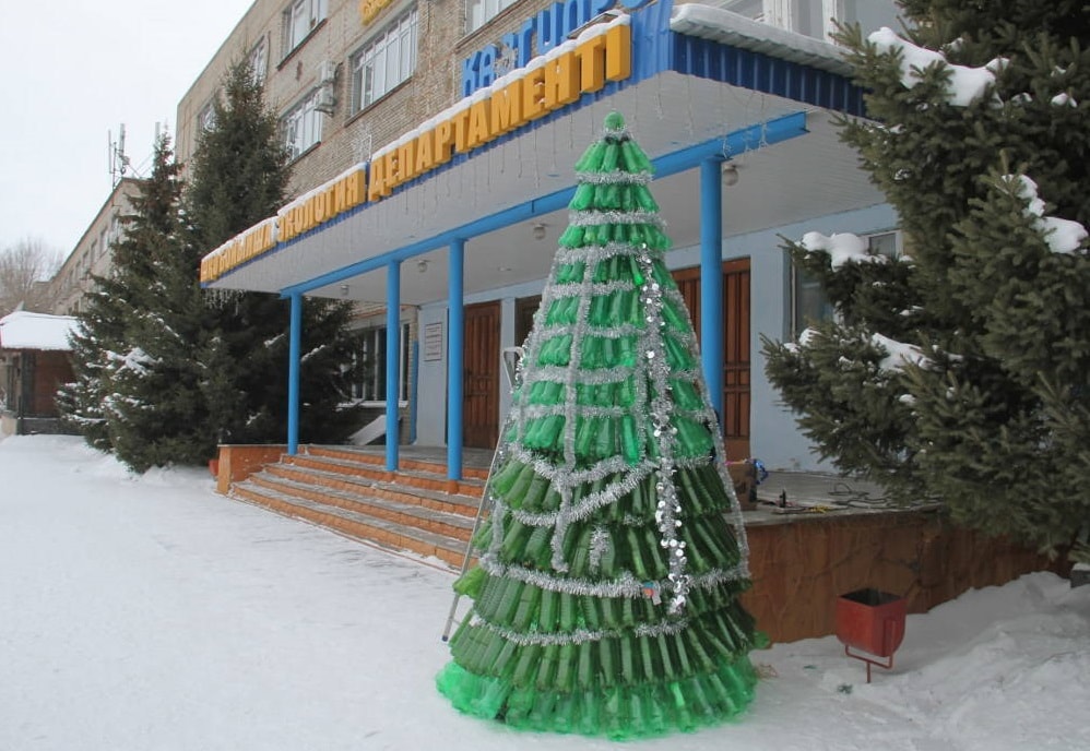 Елку из пластиковых бутылок установили в Усть-Каменогорске
