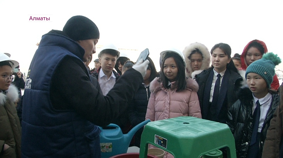 Алматинских школьников учат правильно сортировать мусор