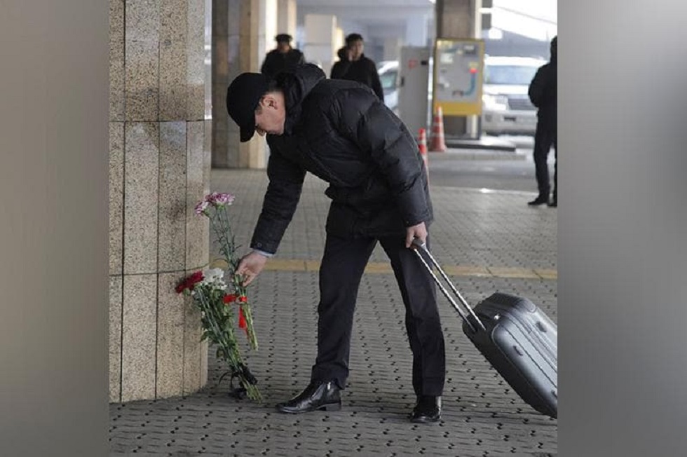 Крушение Fokker-100: к аэропорту Алматы несут цветы 