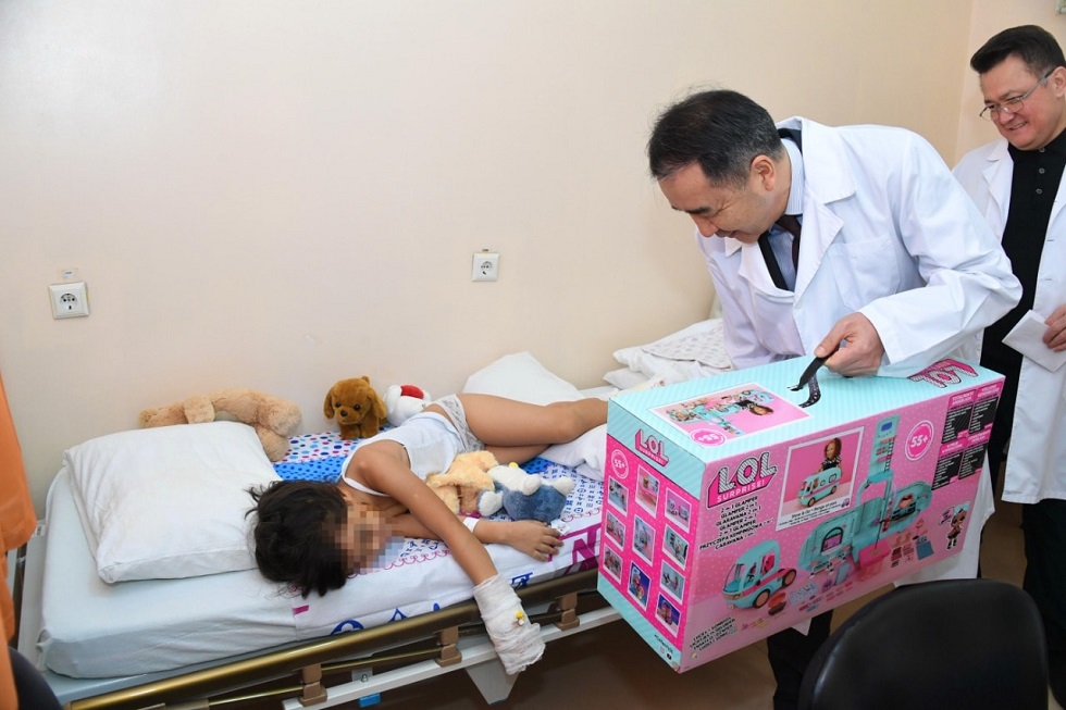 Алматы әкімі Бақытжан Сағынтаев әуе апатынан зардап шеккен балаларға барды