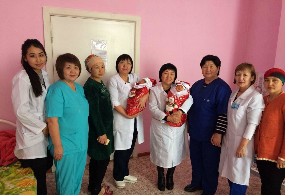 Младенцев в роддомах Восточного Казахстана выписывают в новогодних костюмах