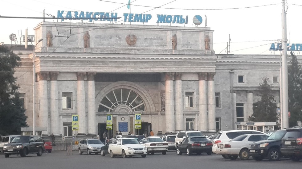 Мужчину завалило облицовочной плиткой, отвалившейся от здания вокзала "Алматы-2"