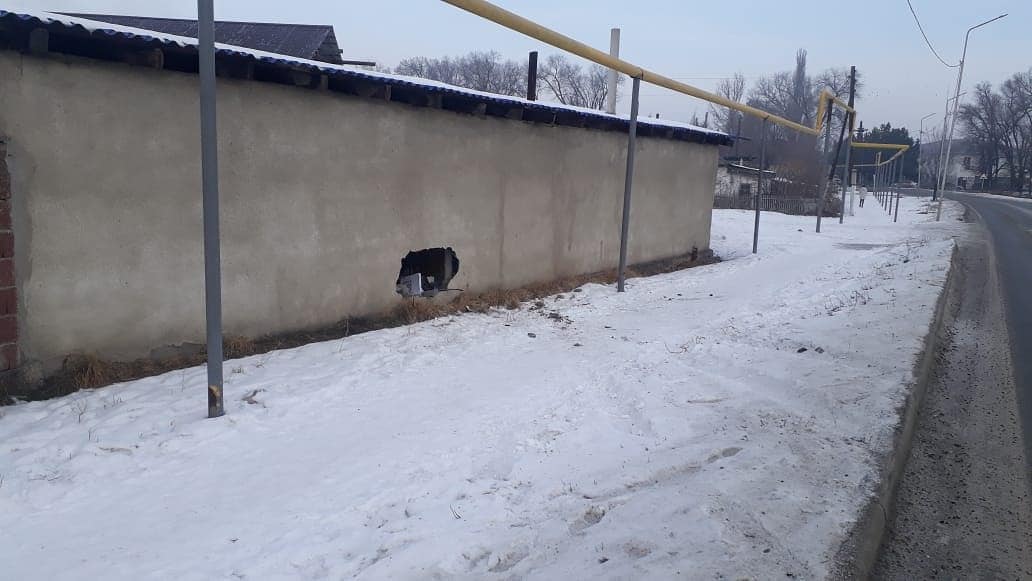 Автоледи, повредившую времянку дома и скрывшуюся с места ДТП, задержали в Алматинской области