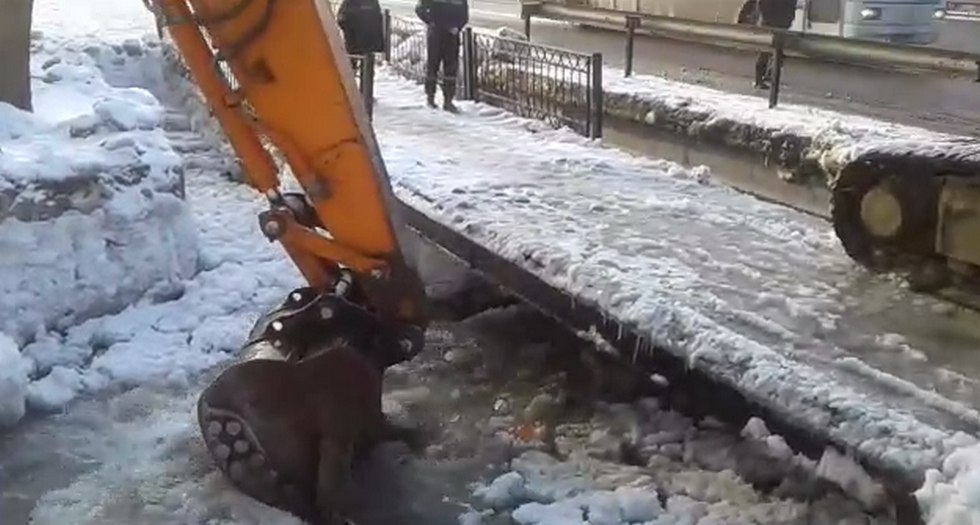 В Алматы расчищают русло реки Каргалинка от снега
