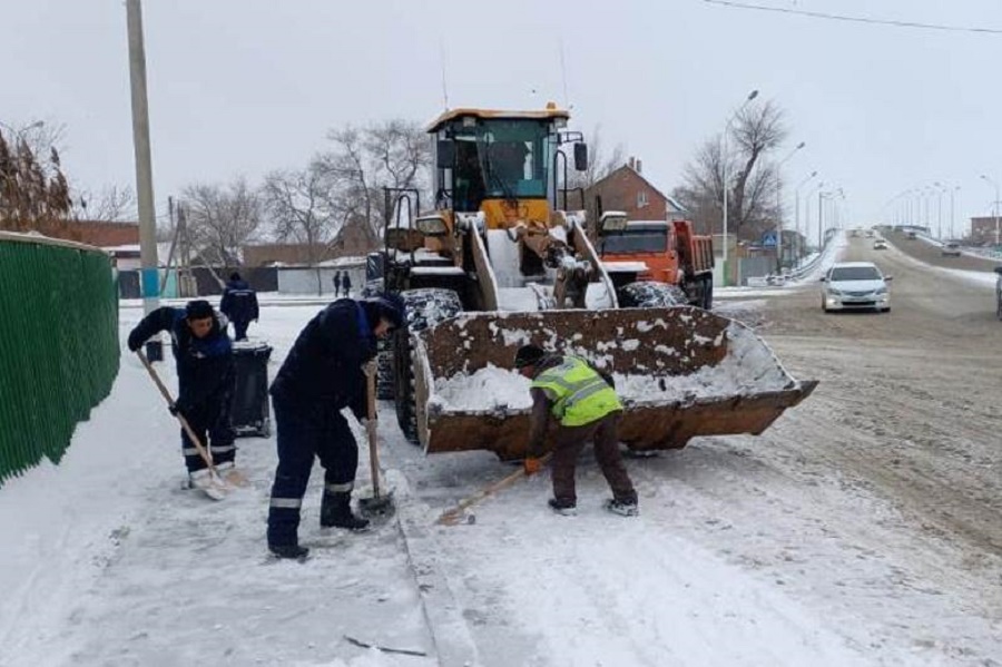 С улиц Атырау вывезли 300 тонн снега
