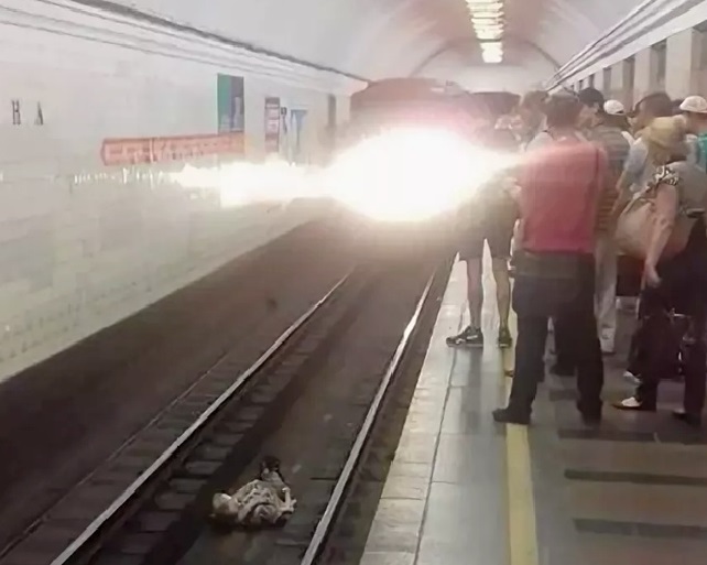 Сын спрятал останки покойного отца в метро