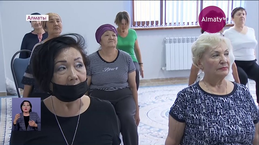 Пенсионеры Алматы провели уроки по скандинавской ходьбе и современным танцам 