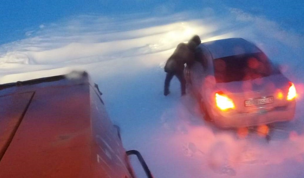 В Карагандинской области более 100 человек вызволили из снежного плена 