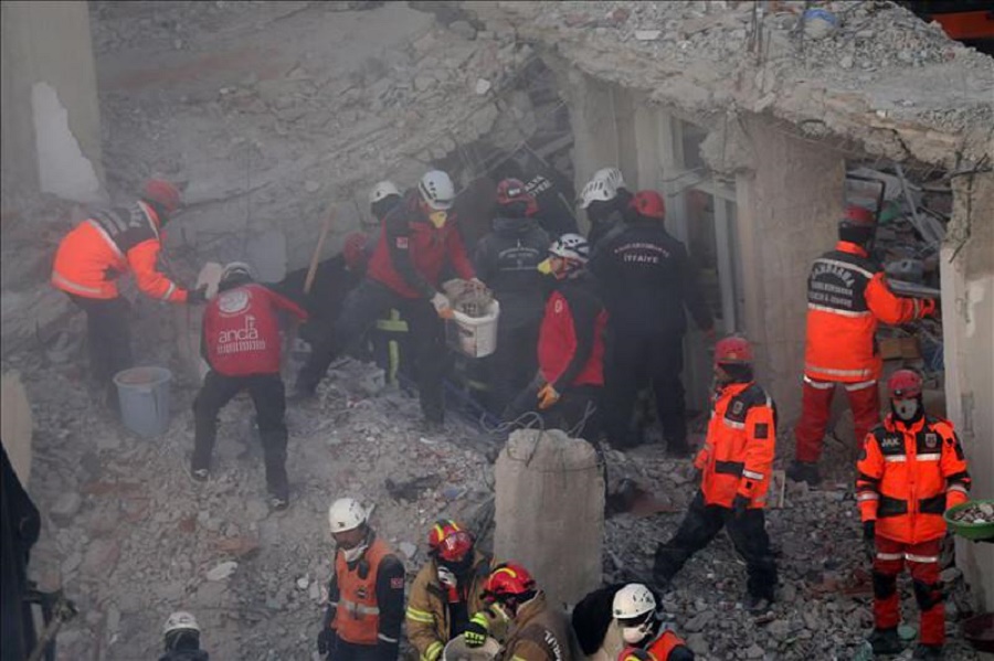 Число жертв землетрясения на востоке Турции достигло 35 человек