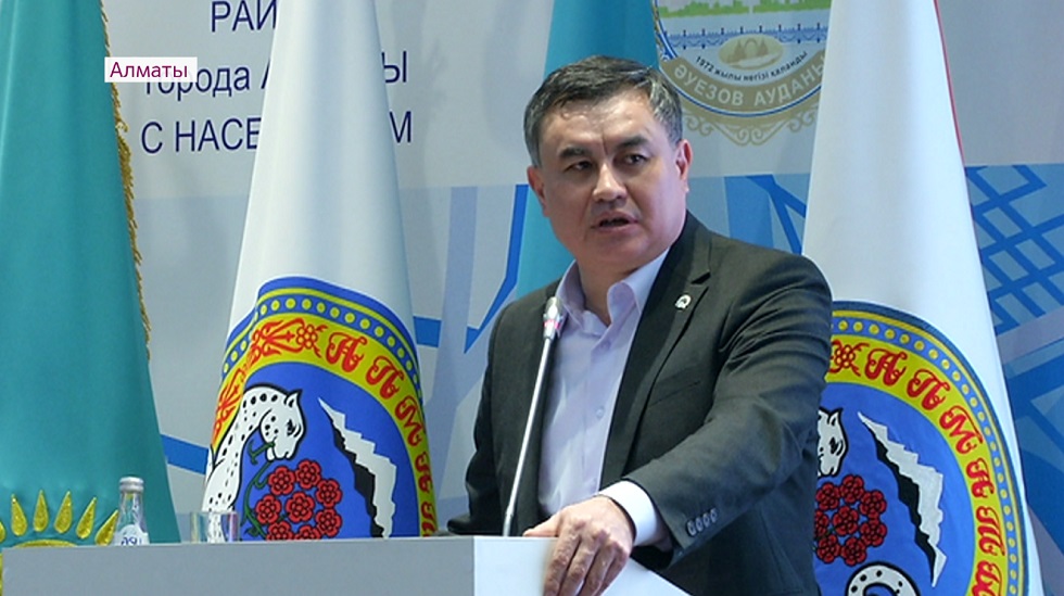 Аким Ауэзовского района Алматы провел отчетную встречу с населением