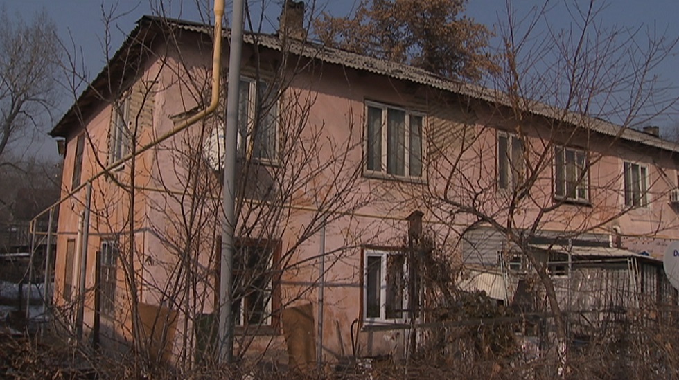 Жители двух аварийных домов в Алатауском районе обратились к местным властям