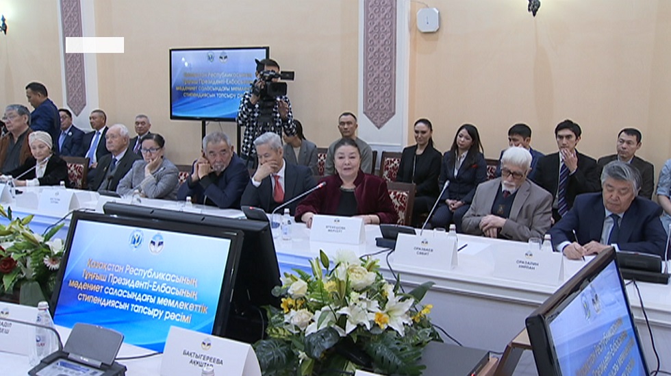 Писателям, артистам и музыкантам в Алматы вручили государственные стипендии первого президента