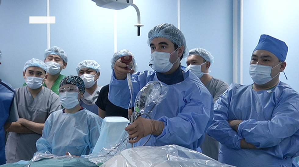 Иностранные хирурги провели в Алматы операцию по удалению грыжи методом «Хайпек»