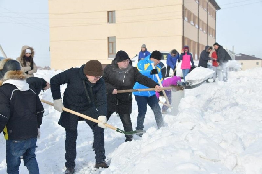 Более 5 тысяч жителей вышли на уборку снега в Нур-Султане