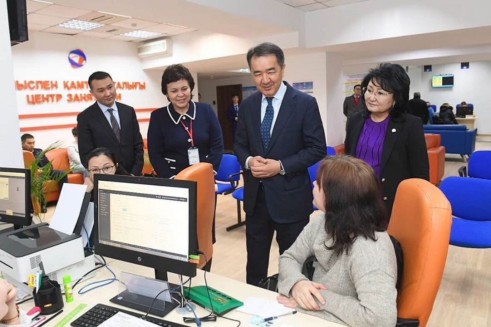 Бакытжан Сагинтаев проверил работу оформления АСП в Центре занятости населения