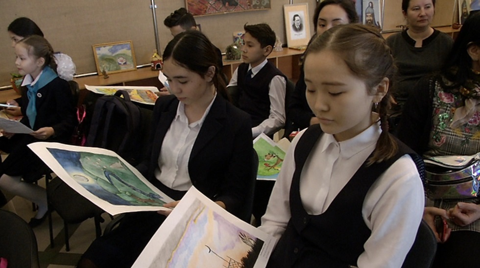 Творческий конкурс среди школьников Алматы: учащиеся пели песни и рисовали на холсте 