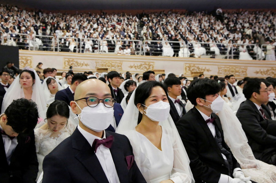 В МИРЕ В Южной Корее поженились шесть тысяч пар в масках