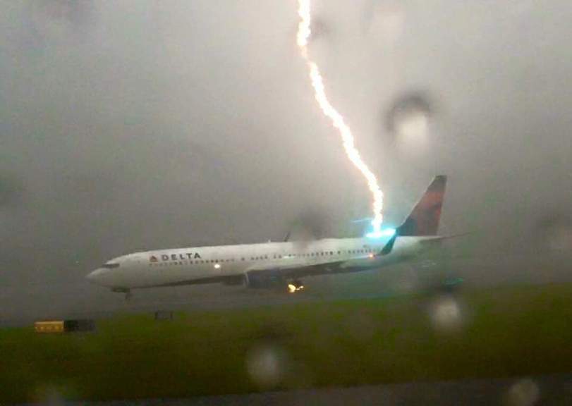 В сети появилось видео удара молнии в пассажирский самолет