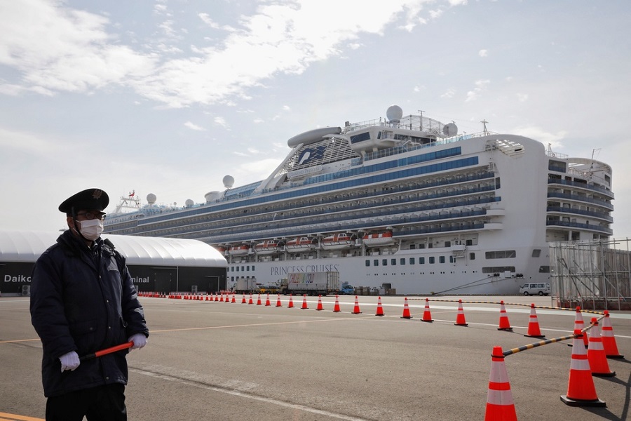 Четверо казахстанцев оказались на лайнере с зараженными коронавирусом в Японии