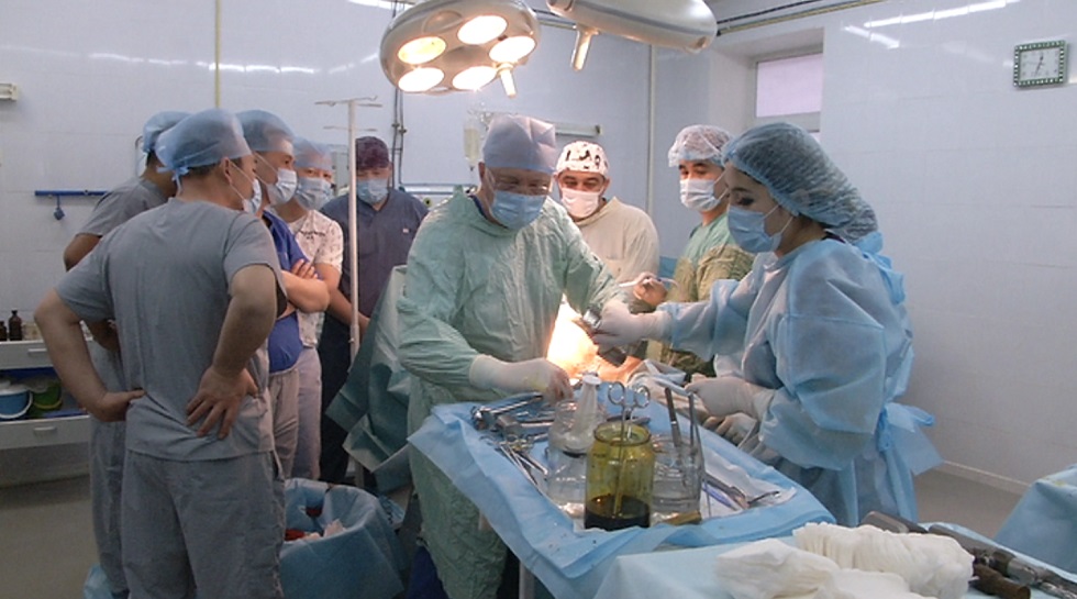 Алматының №7 клиникалық ауруханасында тұңғыш рет иық буынының қызметін ауыстыру отасы жасалды