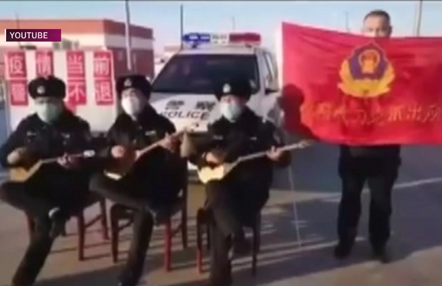 Қытайдағы қазақ полицейлері коронавирус жұқтырғандарға домбырамен ән шырқады
