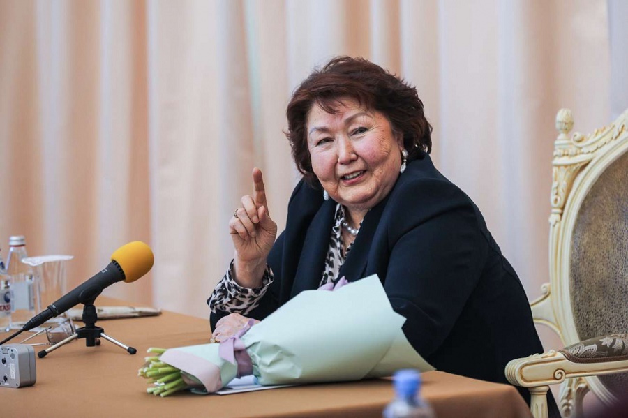 Сара Назарбаева «Бөбектің» түлектерімен кездесті