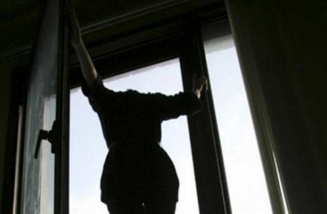 17-летняя девушка выпала из окна при побеге из дома