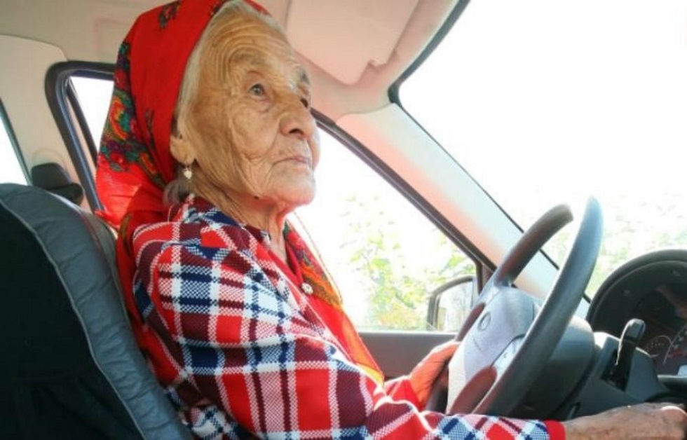 90 жастағы Матрёна әже көлік айдап, нәпақасын тауып жүр