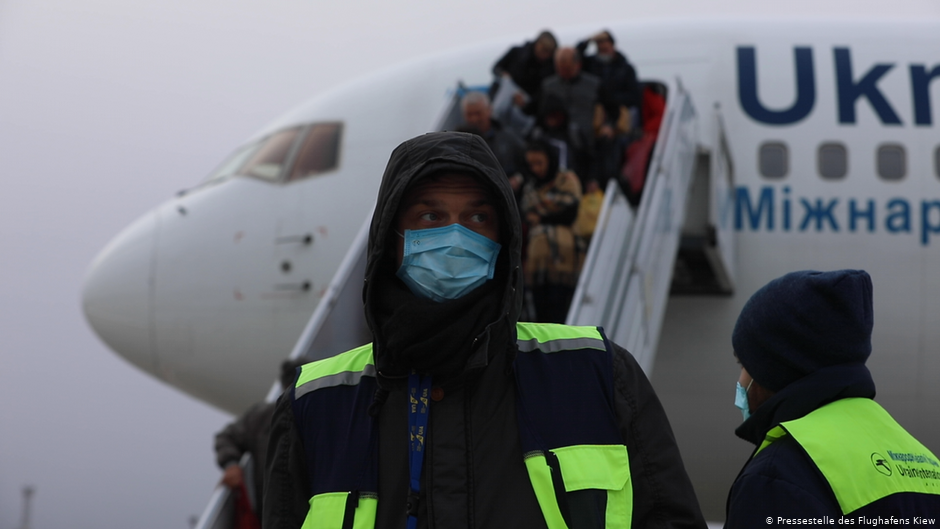 Ухандағы эвакуация: қазақстандық қызды Украина ұшағына мінгізбей қойды