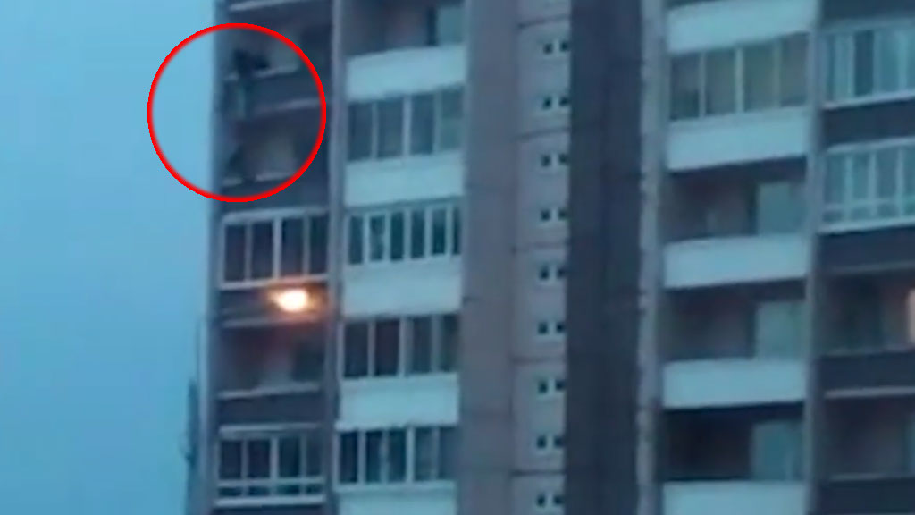 Простыни не выдержали: падение мужчины с седьмого этажа попало на видео