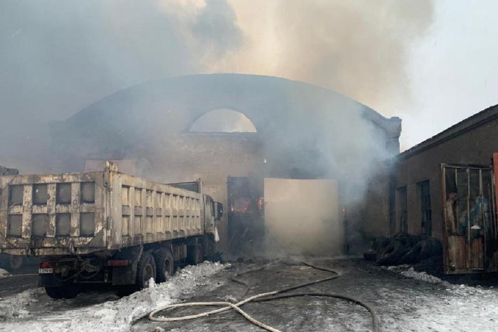 Страшный пожар охватил бокс для грузовиков: семь грузовых авто сгорели