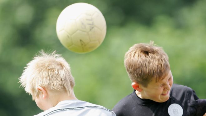 Юным футболистам на тренировках запретят играть в мяч головой