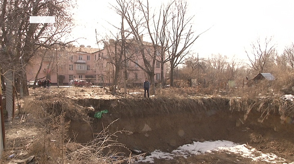 Гигантский котлован посреди двора несет опасность для жителей Турксибского района