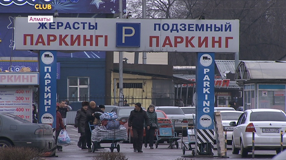 400 тенге за 15 минут: вокруг парковки на вокзале "Алматы-1" назревает скандал