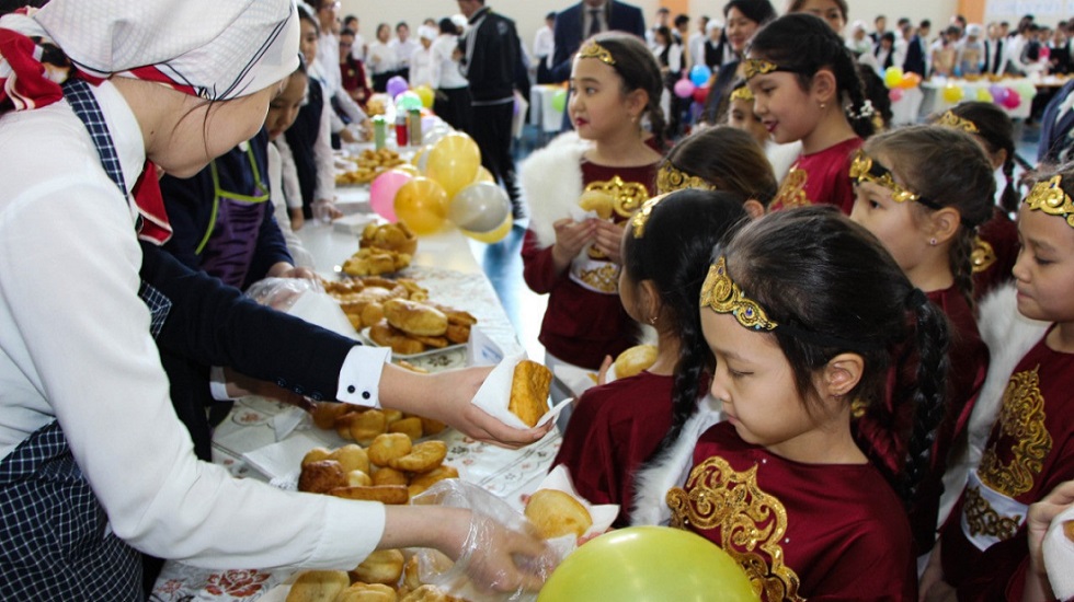 Праздник баурсаков состоялся в одной из школ столицы Казахстана