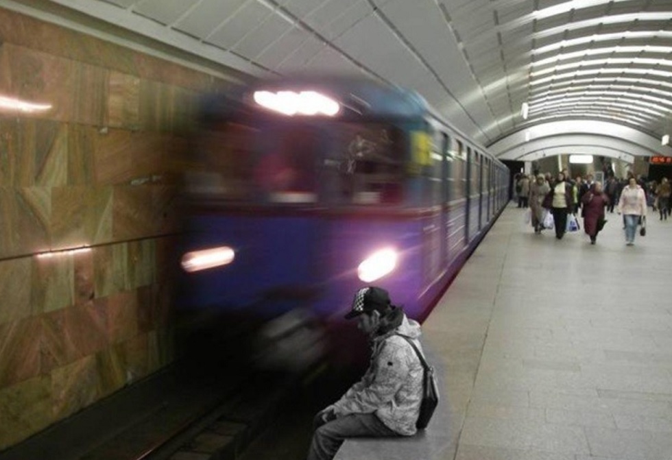 Мужчина упал под поезд на станции метро и погиб