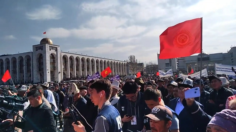 Акции протеста в Бишкеке вылились в беспорядки