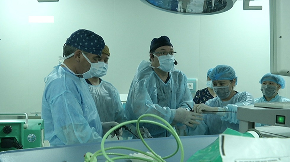 Российские хирурги совместно алматинскими провели 16-летней пациентке операцию по удалению кисты холедоха