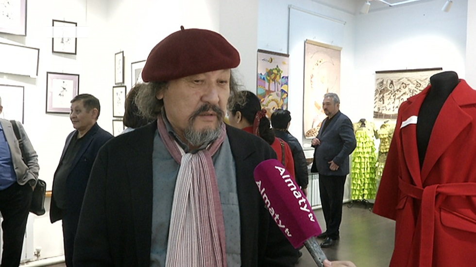 Весенняя выставка искусств проходит в Алматы в честь предстоящих праздников